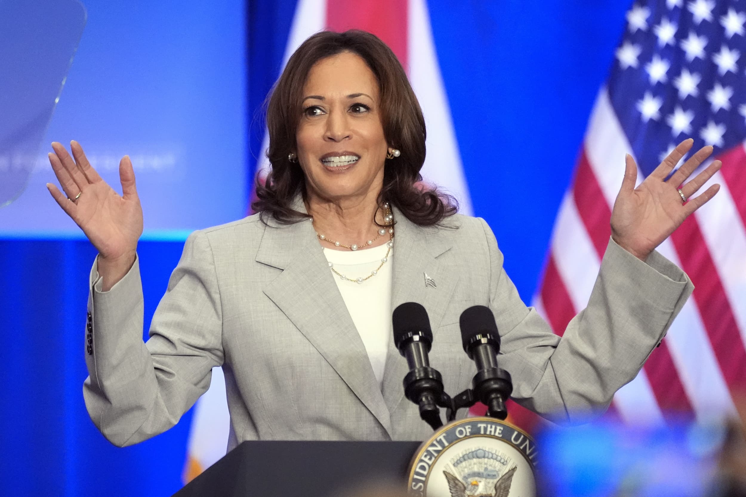 https://d.newsweek.com/en/full/2437942/harris-florida.jpg