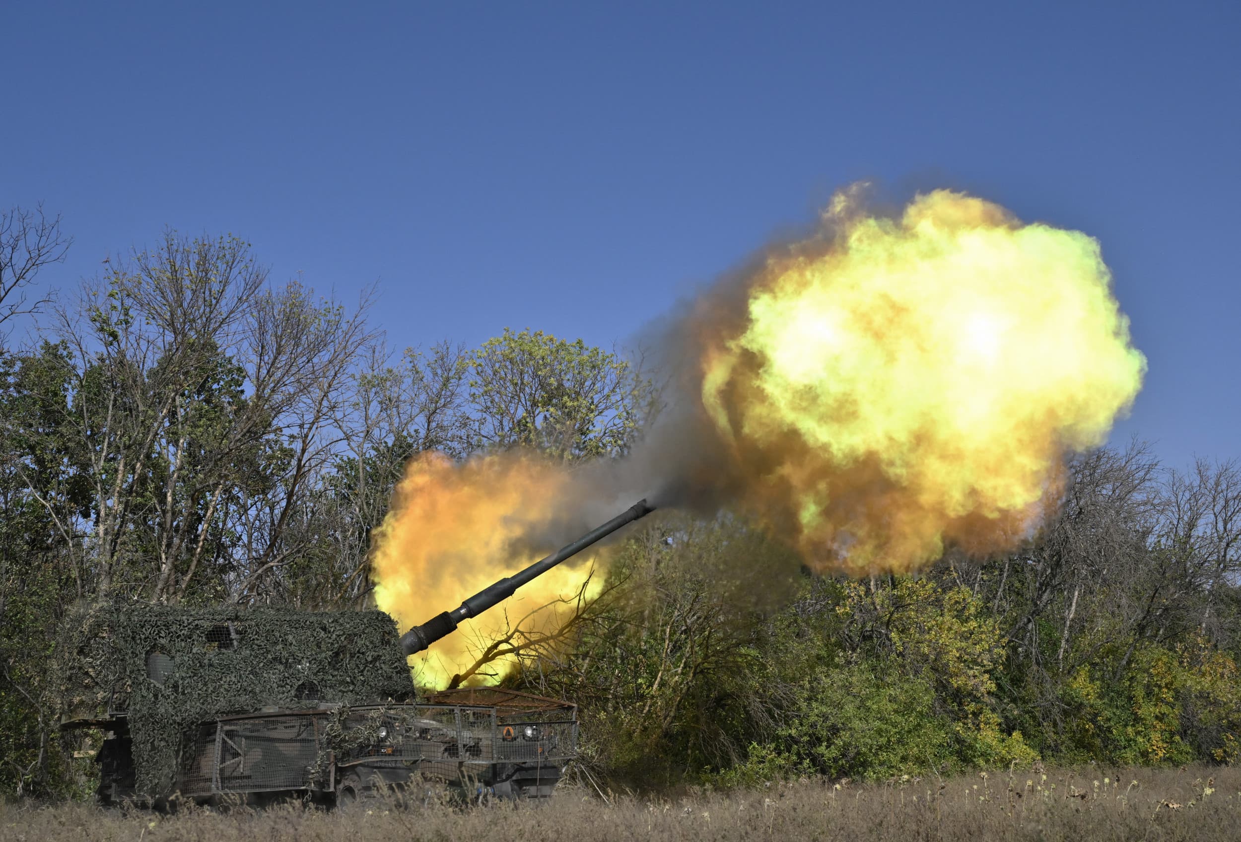 https://d.newsweek.com/en/full/2554751/ukrainian-troops-firing-howizter.jpg