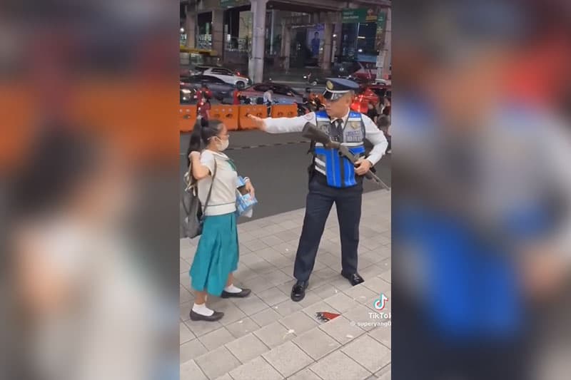 https://media.interaksyon.com/wp-content/uploads/2025/01/Security-guard_sampaguita-vendor.jpg