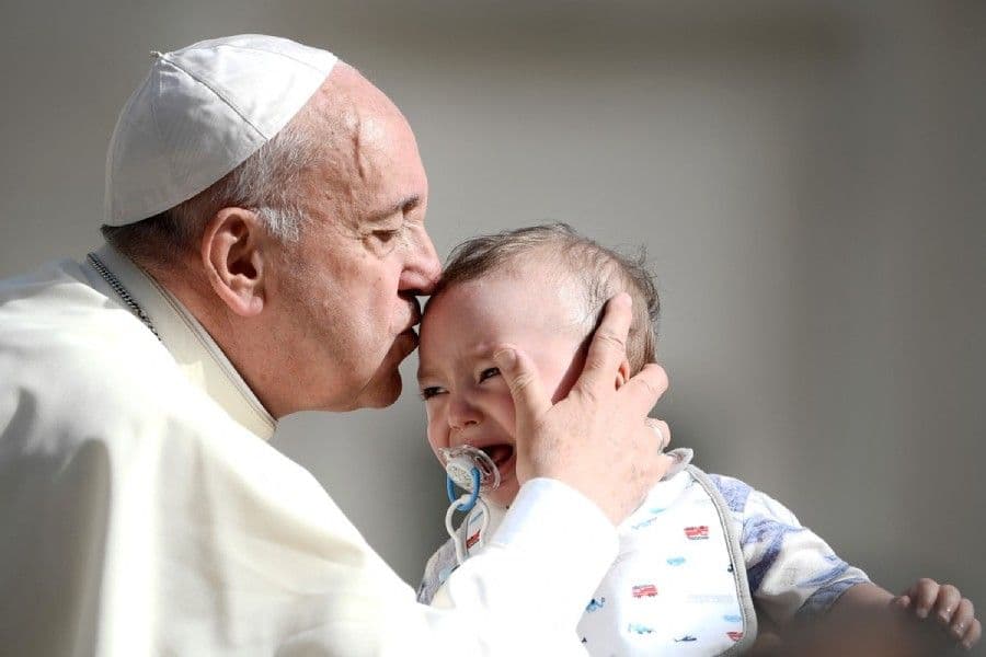 https://media.philstar.com/photos/2025/03/14/pope-kisses-baby_2025-03-14_08-47-31.jpg